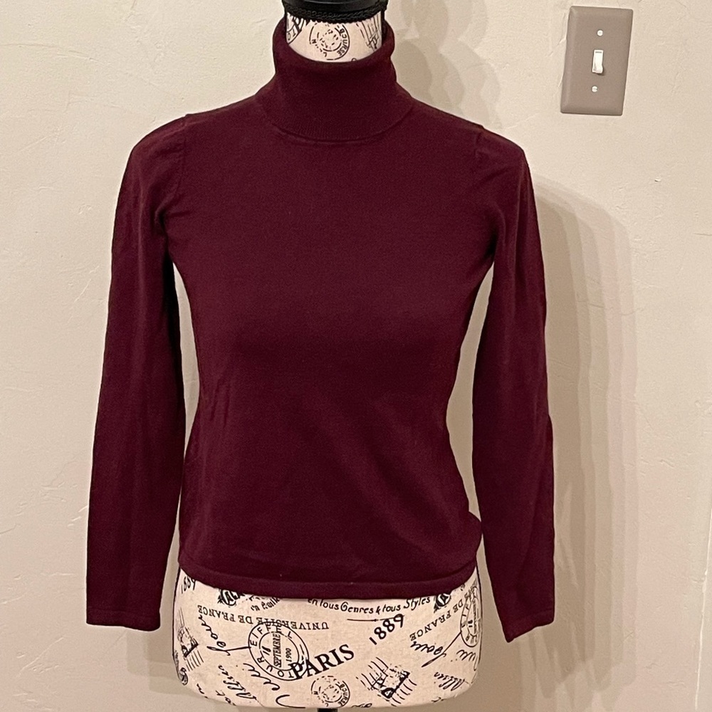 EUC Lauren Ralph Lauren wine colored turtleneck​​​​​​​​​​​​​​